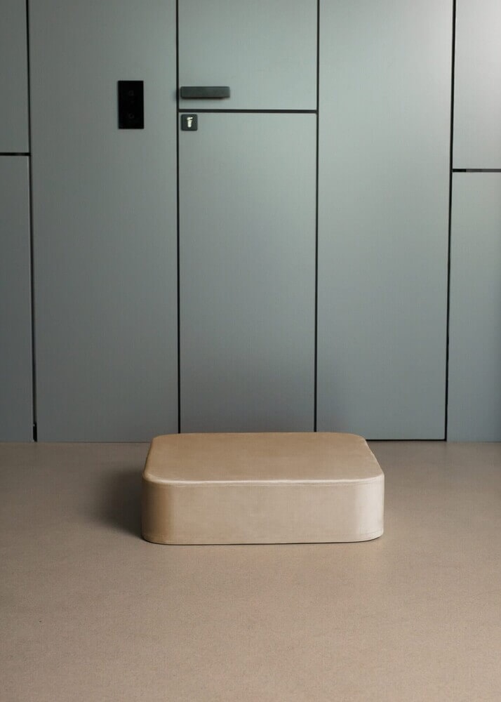 DARK CREAM VELVET square big pouf - Image 2